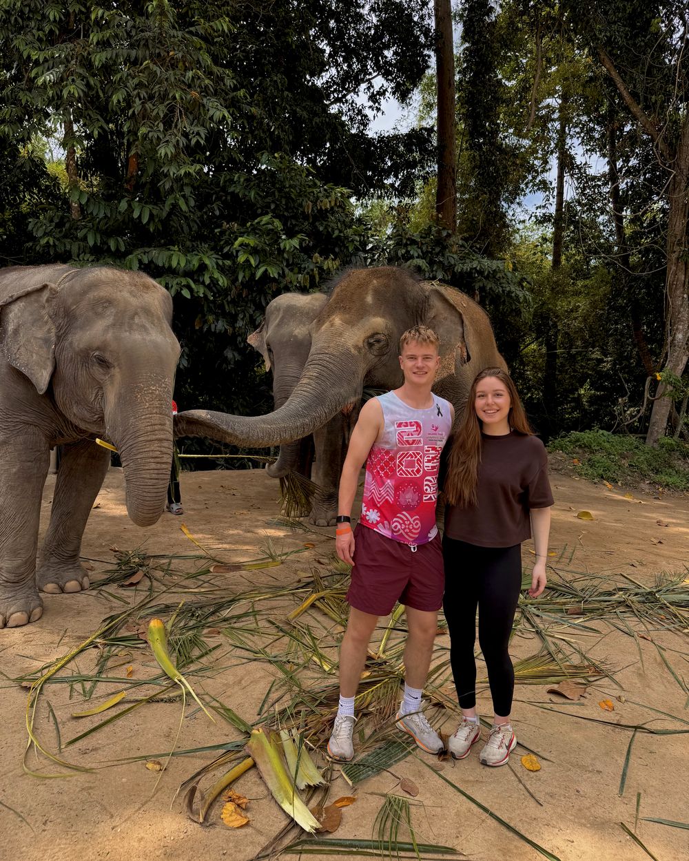 Annika Seemann und Linus Rössler, die Gründer von simplifant, mit zwei Elefanten in Thailand